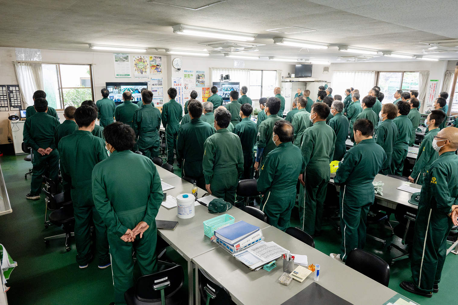 毎朝の朝礼では日直が作業日誌の報告、危険予知の発表などを行い、安全運転を徹底しています