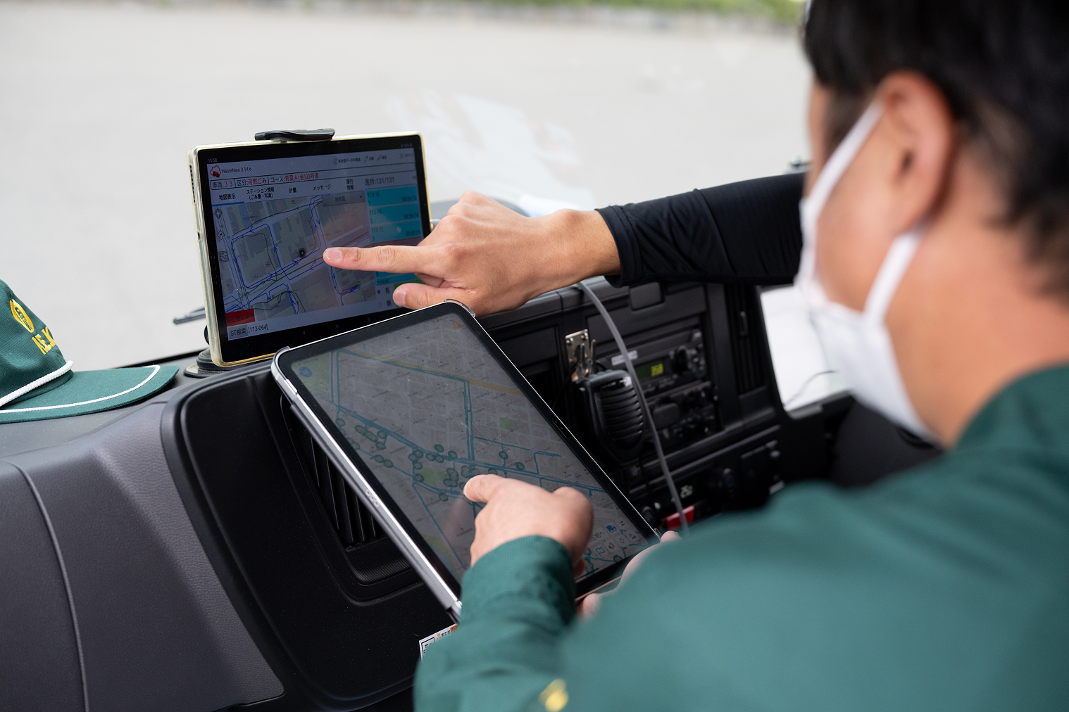 収集業務を運転手と助手の2人体制で行います。タブレットで収集ルートを確認します。