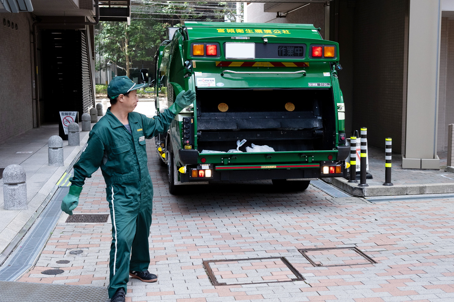 家庭ごみ収集業務の1日 07