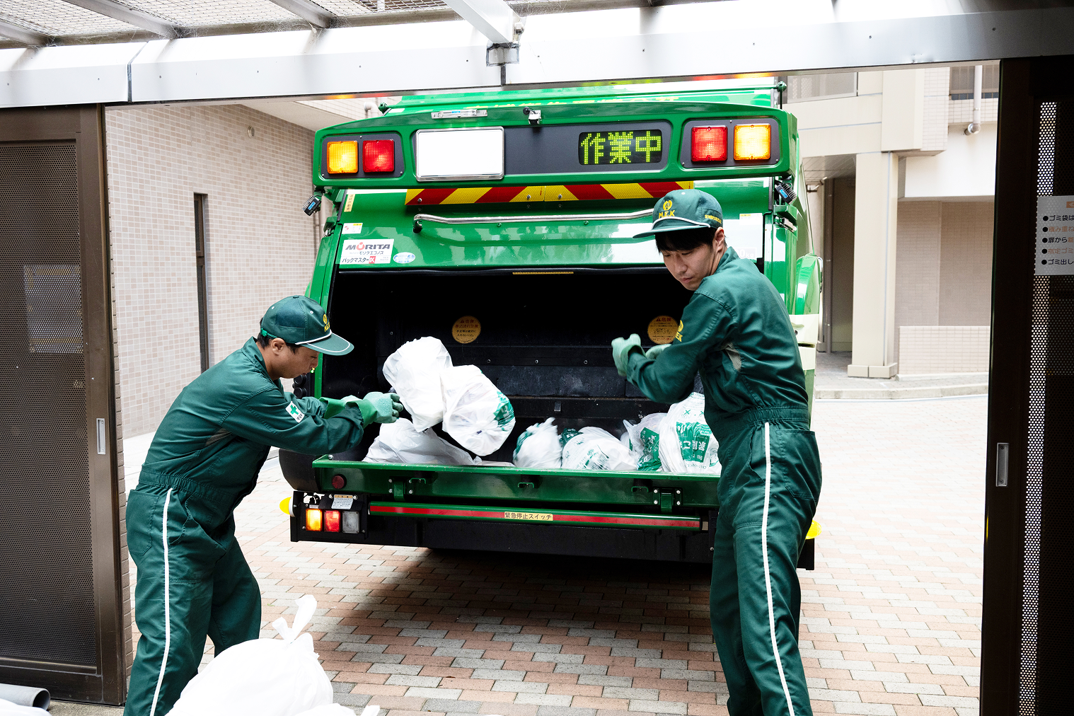 家庭ごみ収集業務の1日 08