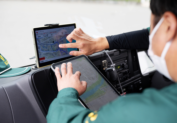 タブレットを操作しルートを確認する社員イメージ