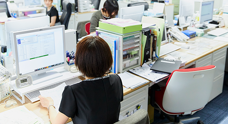 森谷課長代理作業風景イメージ