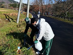 官民連携による水源保全事業「青下の杜プロジェクト」で水源地周辺を清掃しました。（令和3年11月）