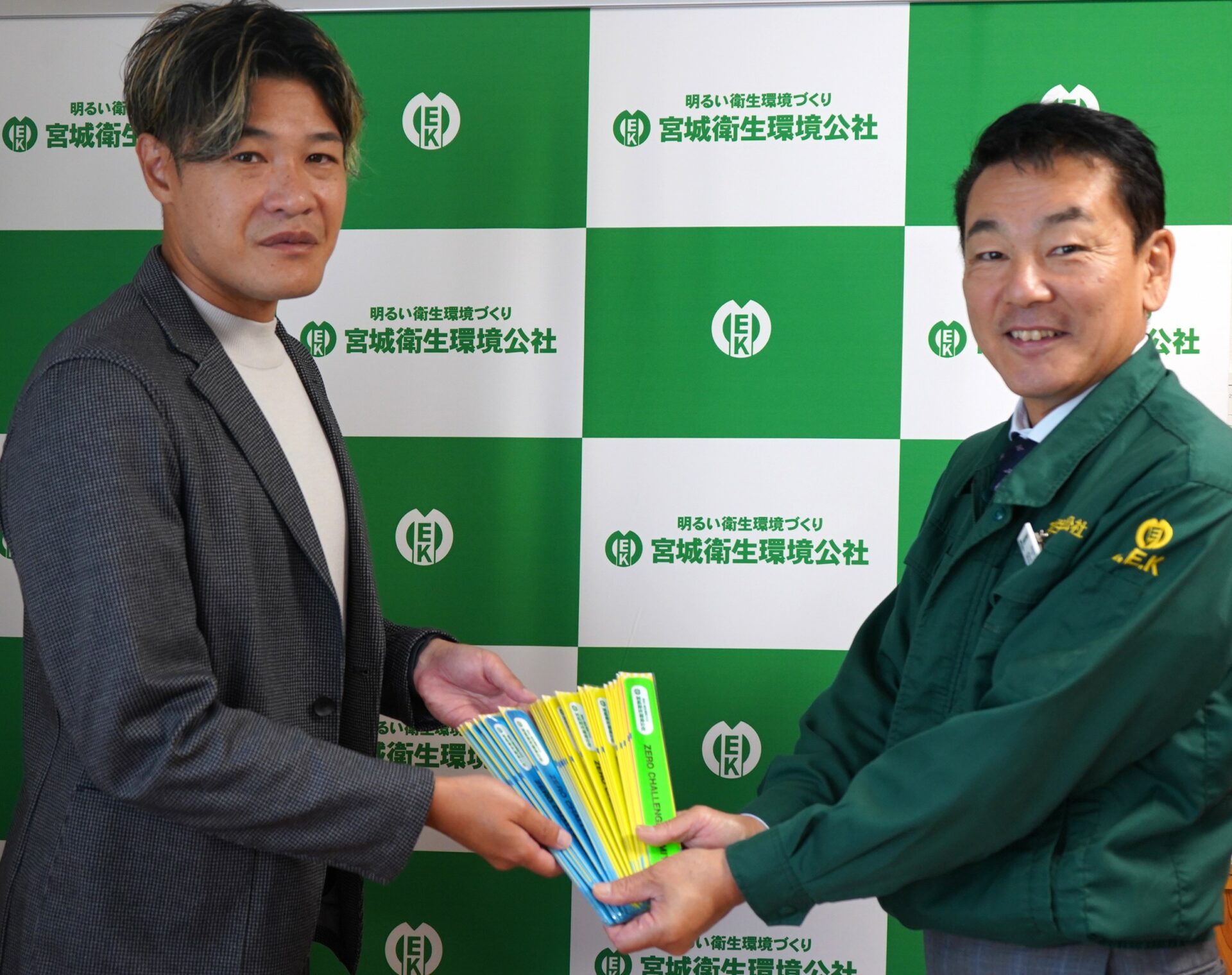 グランデス モンターニャのジュニアユースの皆さんへ反射バンドを贈呈しました（令和8年10月）